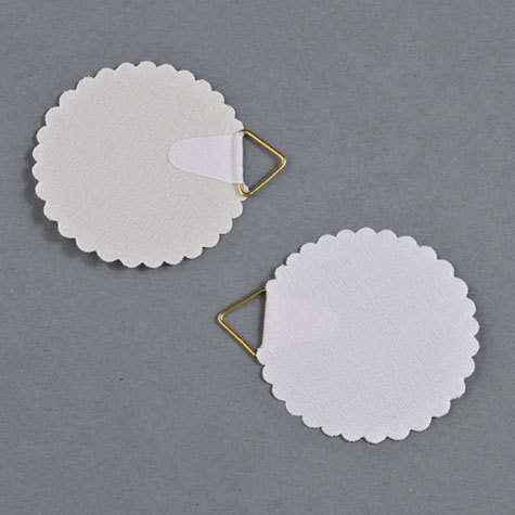 legatoria Appendi cartello adesivo, tela 45mm BIANCO, diametro 30mm, con bordi frastagliati, occhiello triangolare ottonato, per appendere oggetti fino a 1,2 Kg. Aderiscono inumidendo la superficie rivestita di gomma arabica,.