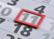 legatoria Segnagiorno per calendari larghi 32cm E3, finestrella rossa con misura interna 20x28mm, esterna 26x35mm. Il prodotto  composto da tre pezzi: 1 finestrella rossa, 1 striscia in vinile morbido trasparente, 1 elastico rivestito in fibra tessile con terminali metallici a T. MADE IN GERMANY leg1527