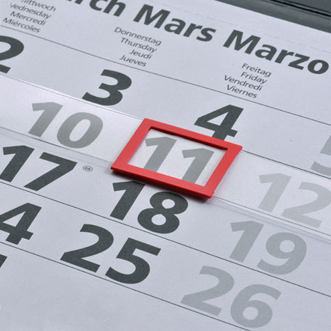 legatoria Segnagiorno per calendari larghi 30cm E2, finestrella rossa con misura interna 17x24mm, esterna 23x30mm. Il prodotto  composto da tre pezzi: 1 finestrella rossa, 1 striscia in vinile morbido trasparente, 1 elastico rivestito in fibra tessile con terminali metallici a T. MADE IN GERMANY.