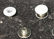 legatoria Viti sepolte rilegatura verniciate 2mm BIANCO, in metallo verniciato, lunghezza mm 2. Testa diametro 10mm, tubetto diametro 5mm, una testa fissa ed una mobile. Per lunghezza, si intende la distanza INTERNA tra le due teste, che corrisponde allo spessore del volume da rilegare LEG1540