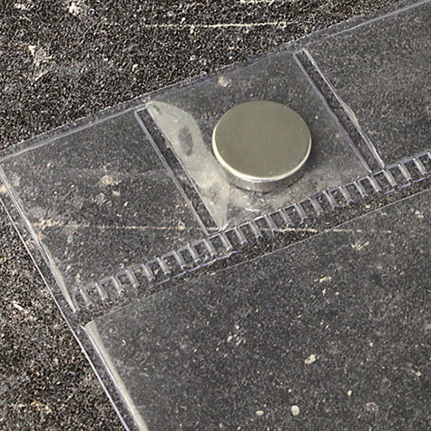 legatoria Busta magnetica, A5, Apertura sul lato lungo TRASPARENTE. 225x152mm. Con 2 calamite al neodimio 15x3,5 mm (grado magnetico N35). Lato superiore In PVC trasparente morbido da 250 micron. Lato inferiore in PVC 250 micron.