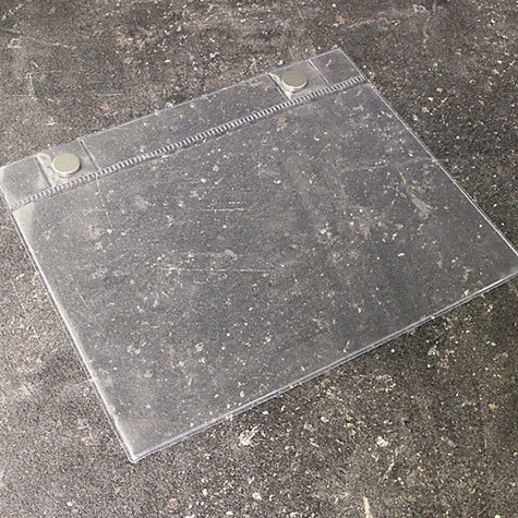 legatoria Busta magnetica, A5, Apertura sul lato lungo TRASPARENTE. 225x152mm. Con 2 calamite al neodimio 15x3,5 mm (grado magnetico N35). Lato superiore In PVC trasparente morbido da 250 micron. Lato inferiore in PVC 250 micron.