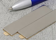 legatoria Calamita autoadesiva, 50x12 mm Calamita rettangolare con rivestimento superficiale nichelato, spessore 1,5mm, piastre magnetiche al neodimio, calamita con grado magnetico N35. Forza di attrazione massima: 2,400 grammi LEG1559