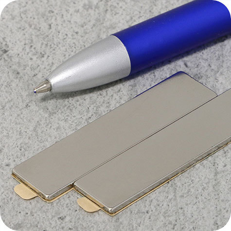 legatoria Calamita autoadesiva, 50x12 mm Calamita rettangolare con rivestimento superficiale nichelato, spessore 1,5mm, piastre magnetiche al neodimio, calamita con grado magnetico N35. Forza di attrazione massima: 2,400 grammi.