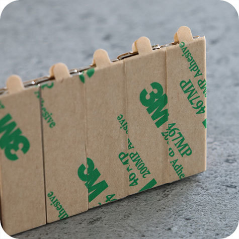 legatoria Calamita autoadesiva, 50x12 mm Calamita rettangolare con rivestimento superficiale nichelato, spessore 1,5mm, piastre magnetiche al neodimio, calamita con grado magnetico N35. Forza di attrazione massima: 2,400 grammi.