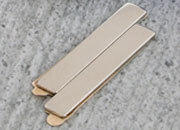 legatoria Calamita autoadesiva, 30x5 mm Calamita rettangolare con rivestimento superficiale nichelato, spessore 1mm, piastre magnetiche al neodimio, calamita con grado magnetico N35. Forza di attrazione massima: 680 grammi LEG1560