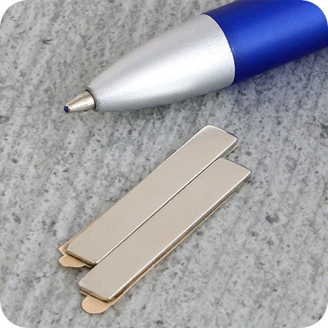legatoria Calamita autoadesiva, 30x5 mm Calamita rettangolare con rivestimento superficiale nichelato, spessore 1mm, piastre magnetiche al neodimio, calamita con grado magnetico N35. Forza di attrazione massima: 680 grammi.