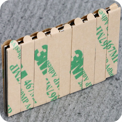 legatoria Calamita autoadesiva, 30x5 mm Calamita rettangolare con rivestimento superficiale nichelato, spessore 1mm, piastre magnetiche al neodimio, calamita con grado magnetico N35. Forza di attrazione massima: 680 grammi.