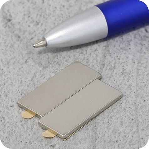 legatoria Calamita autoadesiva, 25x12 mm Calamita rettangolare con rivestimento superficiale nichelato, spessore 1mm, piastre magnetiche al neodimio, calamita con grado magnetico N35. Forza di attrazione massima: 1.000 grammi.