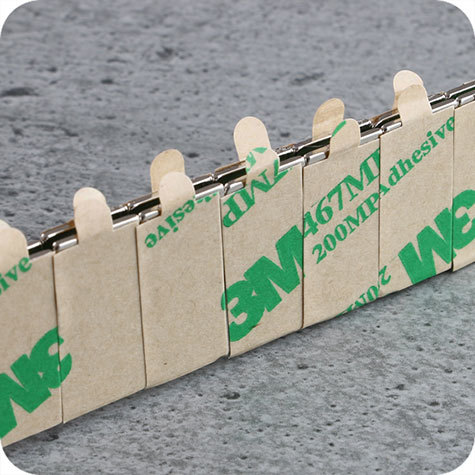 legatoria Calamita autoadesiva, 25x12 mm Calamita rettangolare con rivestimento superficiale nichelato, spessore 1mm, piastre magnetiche al neodimio, calamita con grado magnetico N35. Forza di attrazione massima: 1.000 grammi.