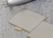 legatoria Calamita autoadesiva, 20x20 mm Calamita quadrata con rivestimento superficiale nichelato, spessore 1.5mm, piastre magnetiche al neodimio, calamita con grado magnetico N35. Forza di attrazione massima: 1.150 grammi.