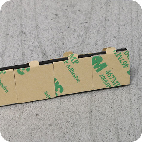 legatoria Calamita autoadesiva, 20x20 mm Calamita quadrata con rivestimento superficiale nichelato, spessore 1.5mm, piastre magnetiche al neodimio, calamita con grado magnetico N35. Forza di attrazione massima: 1.150 grammi.