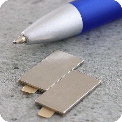 legatoria Calamita autoadesiva, 20x10 mm Calamita quadrata con rivestimento superficiale nichelato, spessore 1.5mm, piastre magnetiche al neodimio, calamita con grado magnetico N35. Forza di attrazione massima: 1.850 grammi.