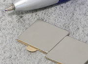 legatoria Calamita autoadesiva, 15x15 mm Calamita quadrata con rivestimento superficiale nichelato, spessore 1.5mm, piastre magnetiche al neodimio, calamita con grado magnetico N35. Forza di attrazione massima: 850 grammi.