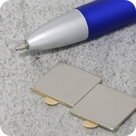 legatoria Calamita autoadesiva, 15x15 mm Calamita quadrata con rivestimento superficiale nichelato, spessore 1.5mm, piastre magnetiche al neodimio, calamita con grado magnetico N35. Forza di attrazione massima: 850 grammi.