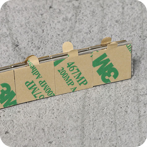 legatoria Calamita autoadesiva, 15x15 mm Calamita quadrata con rivestimento superficiale nichelato, spessore 1.5mm, piastre magnetiche al neodimio, calamita con grado magnetico N35. Forza di attrazione massima: 850 grammi.