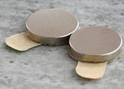 legatoria Calamita autoadesiva, diametro 6mm Calamita cilindrica con rivestimento superficiale nichelato, spessore 0.75mm, dischi magnetici al neodimio, calamita con grado magnetico N35. Forza di attrazione massima: 200 grammi.