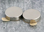 legatoria Calamita autoadesiva, diametro 8mm Calamita cilindrica con rivestimento superficiale nichelato, spessore 2mm, dischi magnetici al neodimio, calamita con grado magnetico N45. Forza di attrazione massima: 700 grammi.