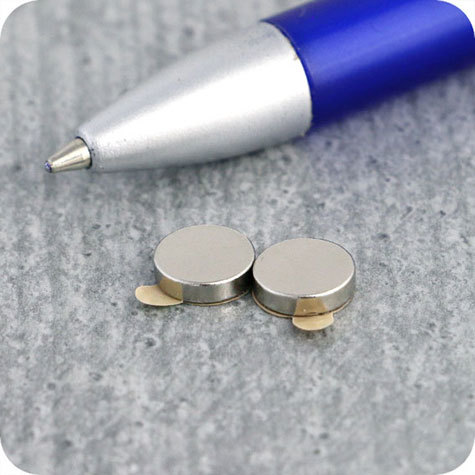 legatoria Calamita autoadesiva, diametro 8mm Calamita cilindrica con rivestimento superficiale nichelato, spessore 2mm, dischi magnetici al neodimio, calamita con grado magnetico N45. Forza di attrazione massima: 700 grammi.