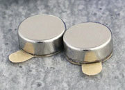 legatoria Calamita autoadesiva, diametro 8mm Calamita cilindrica con rivestimento superficiale nichelato, spessore 3mm, dischi magnetici al neodimio, calamita con grado magnetico N45. Forza di attrazione massima: 1000 grammi.