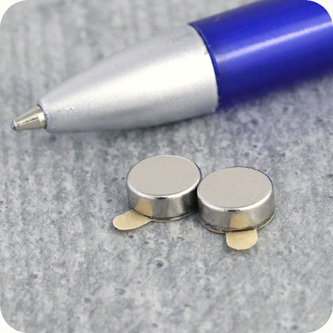 legatoria Calamita autoadesiva, diametro 8mm Calamita cilindrica con rivestimento superficiale nichelato, spessore 3mm, dischi magnetici al neodimio, calamita con grado magnetico N45. Forza di attrazione massima: 1000 grammi.