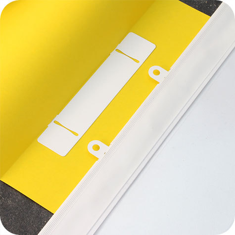 legatoria Fastener a 2 buchi, 122x24mm BIANCO, in PVC rigido, lunghezza 122mm, con scanalature per linguette metalliche. Interasse fori 80mm.