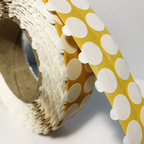 legatoria Bollino biadesivo removibile, 30mm TRASPARENTE, adesivo removibile su entrambi i lati, con strap per agevolare la rimozione della pellicola, fornito in rotoli.