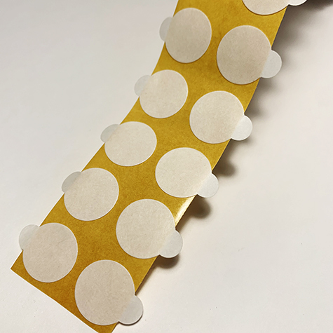 legatoria Bollino biadesivo removibile, 15mm TRASPARENTE, adesivo removibile su entrambi i lati, con strap per agevolare la rimozione della pellicola, fornito in rotoli.