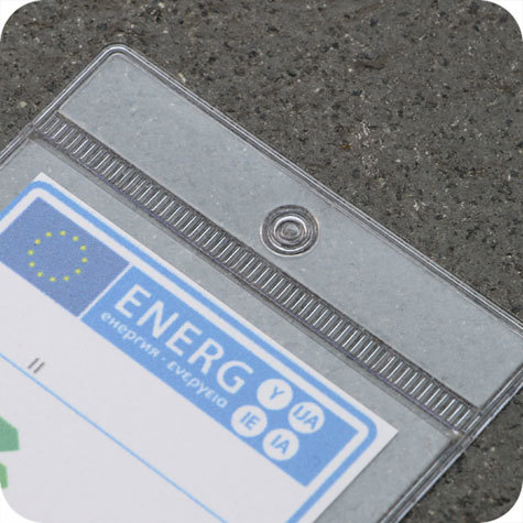 legatoria Busta a U. foro. 52x100mm TRASPARENTE, con lato sporgente e con foro da 3mm per lappensione, in PVC morbido da 180 micron, aperta sul lato corto. Contiene fogli formato A8 (52x100mm). Formato esterno (61x124mm). Senza patella di chiusura.