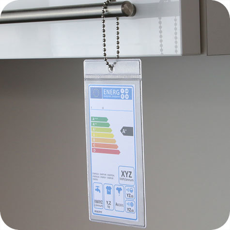 legatoria Busta a U. foro. 52x100mm TRASPARENTE, con lato sporgente e con foro da 3mm per lappensione, in PVC morbido da 180 micron, aperta sul lato corto. Contiene fogli formato A8 (52x100mm). Formato esterno (61x124mm). Senza patella di chiusura.