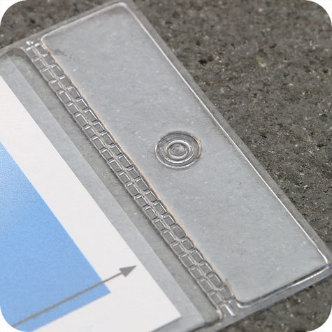 legatoria Busta a U. foro. 79x105mm(A7) TRASPARENTE, con lato sporgente e con foro da 5mm per l’appensione, in PVC morbido da 180 micron, aperta sul lato corto. Contiene fogli formato A7 (110x83mm).Formato esterno (83x127mm). Senza patella di chiusura.