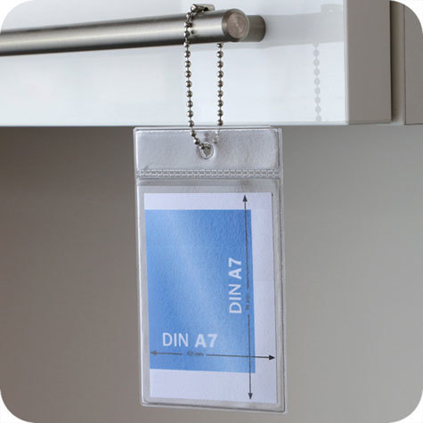 legatoria Busta a U. foro. 79x105mm(A7) TRASPARENTE, con lato sporgente e con foro da 5mm per l’appensione, in PVC morbido da 180 micron, aperta sul lato corto. Contiene fogli formato A7 (110x83mm).Formato esterno (83x127mm). Senza patella di chiusura.