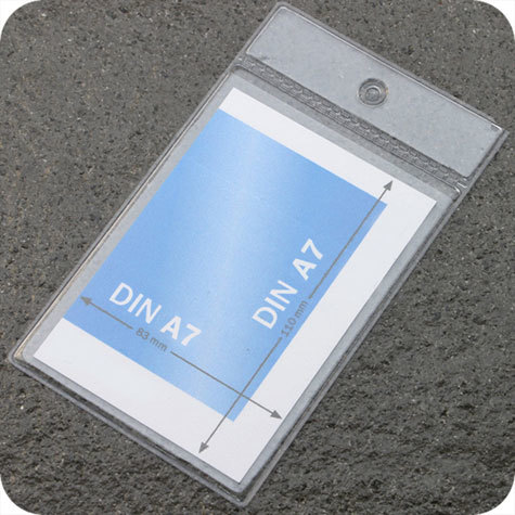 legatoria Busta a U. foro. 79x105mm(A7) TRASPARENTE, con lato sporgente e con foro da 5mm per l’appensione, in PVC morbido da 180 micron, aperta sul lato corto. Contiene fogli formato A7 (110x83mm).Formato esterno (83x127mm). Senza patella di chiusura.