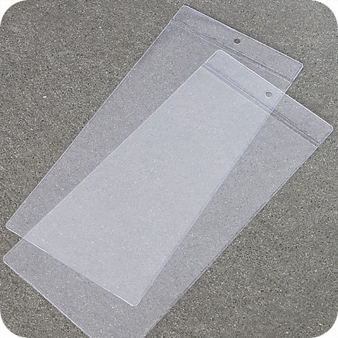 legatoria Busta U. foro. DIN 99x210mm TRASPARENTE, con lato sporgente e con foro da 5mm per lappensione, in PCV morbido da 180 micron, aperta sul lato corto. Formato esterno 115x220mm. Senza patella di chiusura.