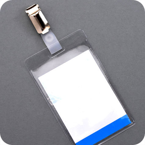 legatoria Portatesserino, 67x95mm TRASPARENTE, aperta sul lato corto con lato sporgente di 15mm, in PVC morbido da 180 micron, con foro europeo e clip superiore, formato 67x95mm, (95x67mm).