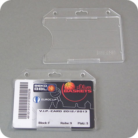 legatoria Portatesserino in plastica rigida semitrasparente, 92x58mm Aperto sul lato corto per inserire tessere formato carta di credito. Pu essere appeso sul lato superiore attraverso lasola ovale formato euro o tramite 2 fori rotondi diametro 4 mm. Formato 92x58mm, (58x92mm).