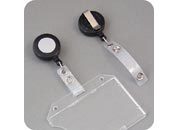 legatoria Chiocciola yo-yo con filo retrattile, NERO per portabadge In metallo cromato e plastica. Dotata di filo retrattile da 87 cm. Con clip da cintura. Cinturino flessibile con bottone a pressione per fissare i badge. Diametro: 32 mm NERO.
