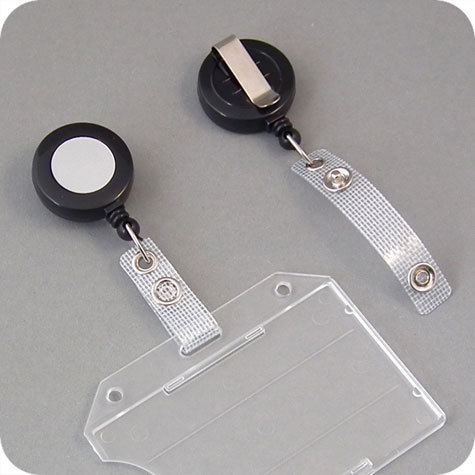 legatoria Chiocciola yo-yo con filo retrattile, NERO per portabadge In metallo cromato e plastica. Dotata di filo retrattile da 87 cm. Con clip da cintura. Cinturino flessibile con bottone a pressione per fissare i badge. Diametro: 32 mm NERO.