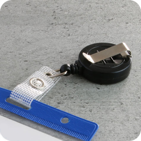 legatoria Chiocciola yo-yo con filo retrattile, NERO per portabadge In metallo cromato e plastica. Dotata di filo retrattile da 87 cm. Con clip da cintura. Cinturino flessibile con bottone a pressione per fissare i badge. Diametro: 32 mm NERO.