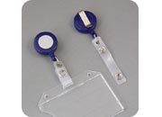 legatoria Chiocciola yo-yo con filo retrattile, BLU per portabadge In metallo cromato e plastica. Dotata di filo retrattile da 87 cm. Con clip da cintura. Cinturino flessibile con bottone a pressione per fissare i badge. Diametro: 32 mm leg2067