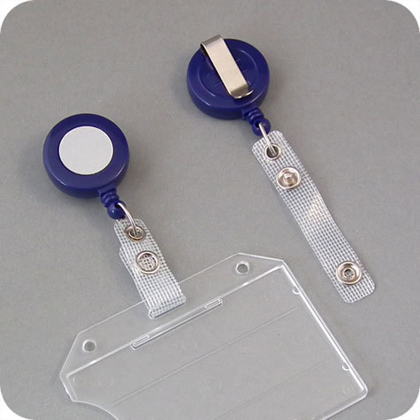 legatoria Chiocciola yo-yo con filo retrattile, BLU per portabadge In metallo cromato e plastica. Dotata di filo retrattile da 87 cm. Con clip da cintura. Cinturino flessibile con bottone a pressione per fissare i badge. Diametro: 32 mm.