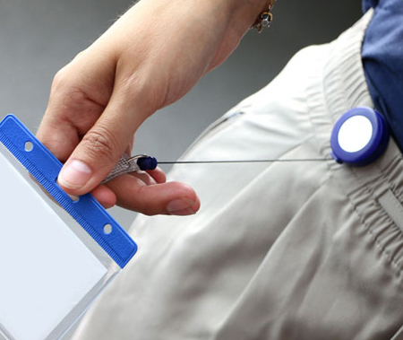 legatoria Chiocciola yo-yo con filo retrattile, NERO per portabadge In metallo cromato e plastica. Dotata di filo retrattile da 87 cm. Con clip da cintura. Cinturino flessibile con bottone a pressione per fissare i badge. Diametro: 32 mm NERO.