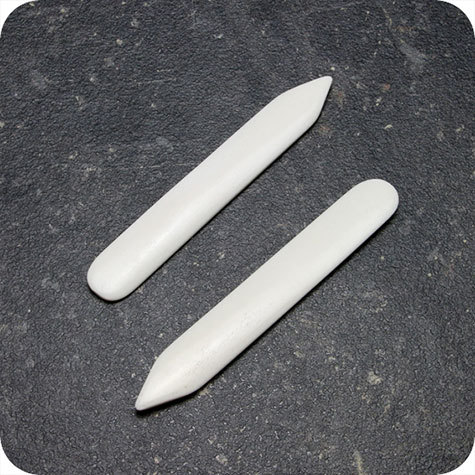 legatoria Pieghetta OSSO, 140mm, 1puntaAcuminata, 1puntaArrotondata Per piegare e lisciare Lunghezza 140mm. Attrezzo indispensabile al legatore per ogni operazione di piegatura e per formare il canaletto.