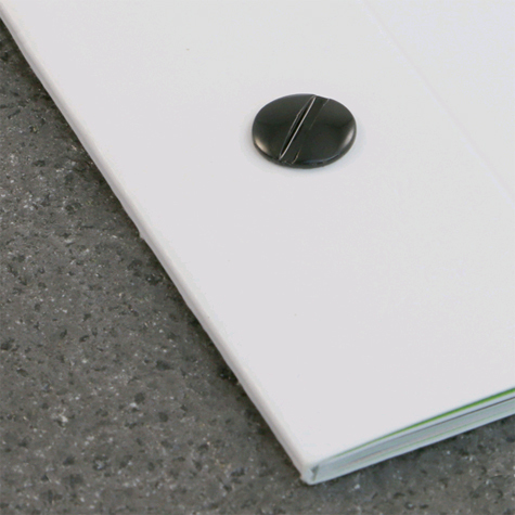 legatoria Viti sepolte rilegatura verniciate, 40mm NERO, in metallo verniciato, lunghezza mm 40. Viti con zincatura nera. Testa diametro 10mm, tubetto diametro 5mm, una testa fissa ed una mobile. Per lunghezza, si intende la distanza INTERNA tra le due teste, che corrisponde allo spessore del volume da rilegare.