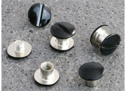 legatoria Viti sepolte rilegatura verniciate, 6mm NERO, in metallo verniciato, lunghezza mm 6. Testa diametro 10mm, tubetto diametro 5mm, una testa fissa ed una mobile. Per lunghezza, si intende la distanza INTERNA tra le due teste, che corrisponde allo spessore del volume da rilegare leg2767