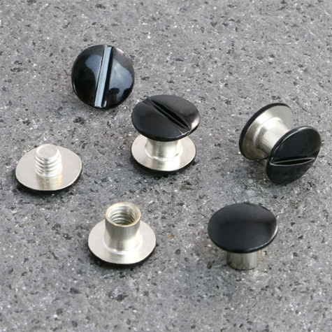 legatoria Viti sepolte rilegatura verniciate, 6mm NERO, in metallo verniciato, lunghezza mm 6. Testa diametro 10mm, tubetto diametro 5mm, una testa fissa ed una mobile. Per lunghezza, si intende la distanza INTERNA tra le due teste, che corrisponde allo spessore del volume da rilegare.