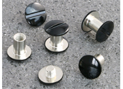 legatoria Viti sepolte rilegatura verniciate, 8mm NERO, in metallo verniciato, lunghezza mm 8. Testa diametro 10mm, tubetto diametro 5mm, una testa fissa ed una mobile. Per lunghezza, si intende la distanza INTERNA tra le due teste, che corrisponde allo spessore del volume da rilegare leg2768