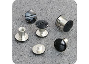 legatoria Viti sepolte rilegatura verniciate, 10mm NERO, in metallo verniciato, lunghezza mm 10. Testa diametro 10mm, tubetto diametro 5mm, una testa fissa ed una mobile. Per lunghezza, si intende la distanza INTERNA tra le due teste, che corrisponde allo spessore del volume da rilegare leg2076