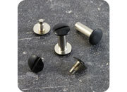 legatoria Viti sepolte rilegatura verniciate, 15mm NERO, in metallo verniciato, lunghezza mm 15. Testa diametro 10mm, tubetto diametro 5mm, una testa fissa ed una mobile. Per lunghezza, si intende la distanza INTERNA tra le due teste, che corrisponde allo spessore del volume da rilegare leg2077