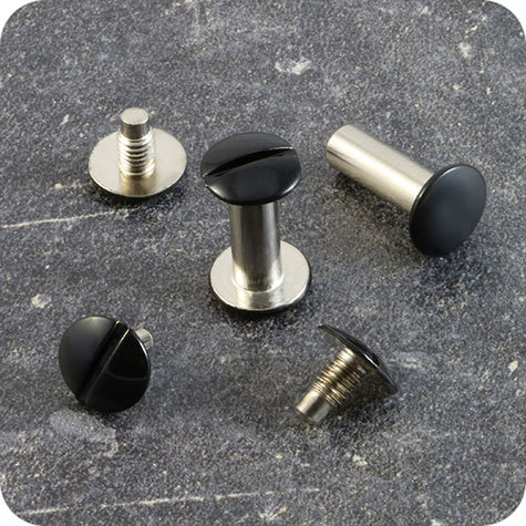 legatoria Viti sepolte rilegatura verniciate, 25mm NERO, in metallo verniciato, lunghezza mm 25. Viti con zincatura nera. Testa diametro 10mm, tubetto diametro 5mm, una testa fissa ed una mobile. Per lunghezza, si intende la distanza INTERNA tra le due teste, che corrisponde allo spessore del volume da rilegare.